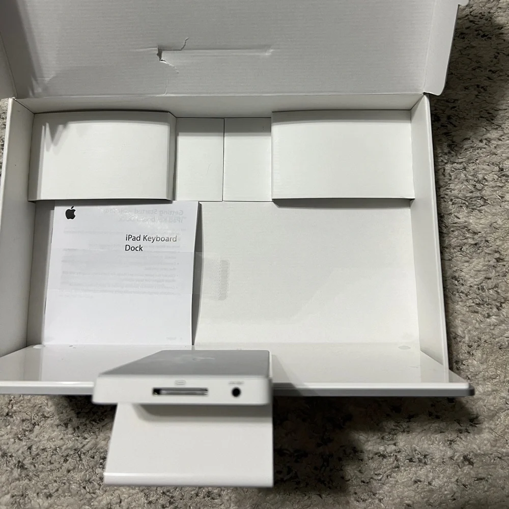 Apple NWT 1st Generation IPad Keyboard Dock, white Model A1539 MC533LL/A